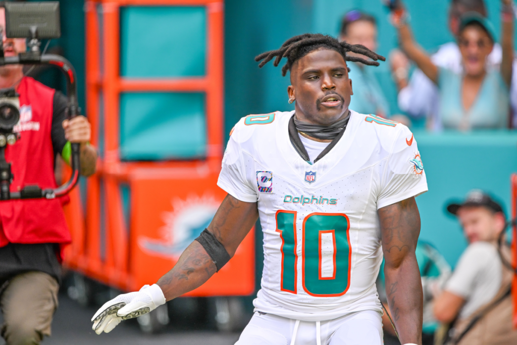tyreek-hill-suffers-leg-injury-in-dolphins’-win-over-jets