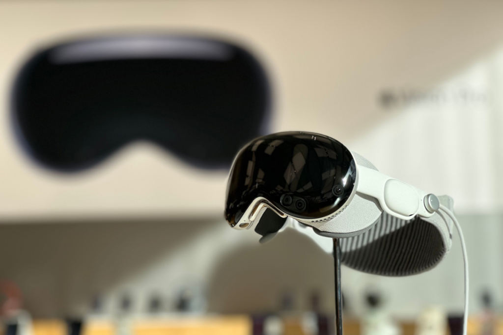 apple-shifts-from-vision-pro-to-ai-smart-glasses