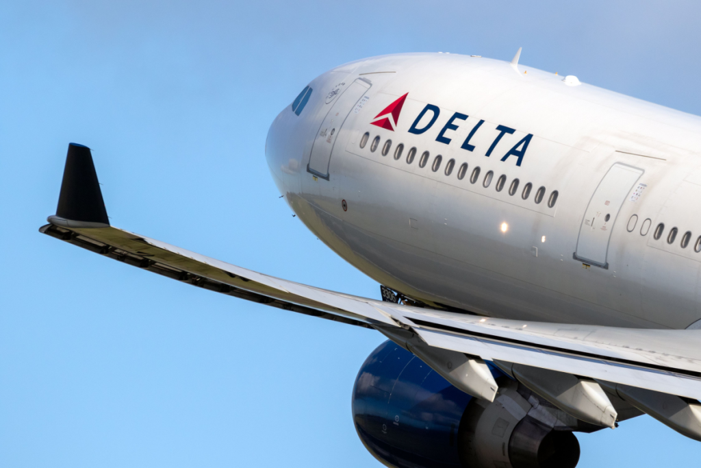 two-delta-jets-collide-on-taxiway-at-laguardiaShutterstock_1474630895