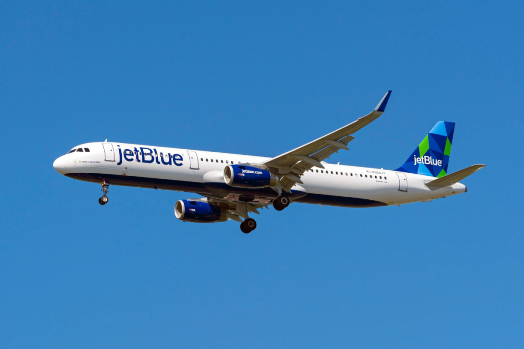 JetBlue flight and US Air Force jet narrowly avoid collision jetblue-flight-and-us-air-force-jet-narrowly-avoid-collision